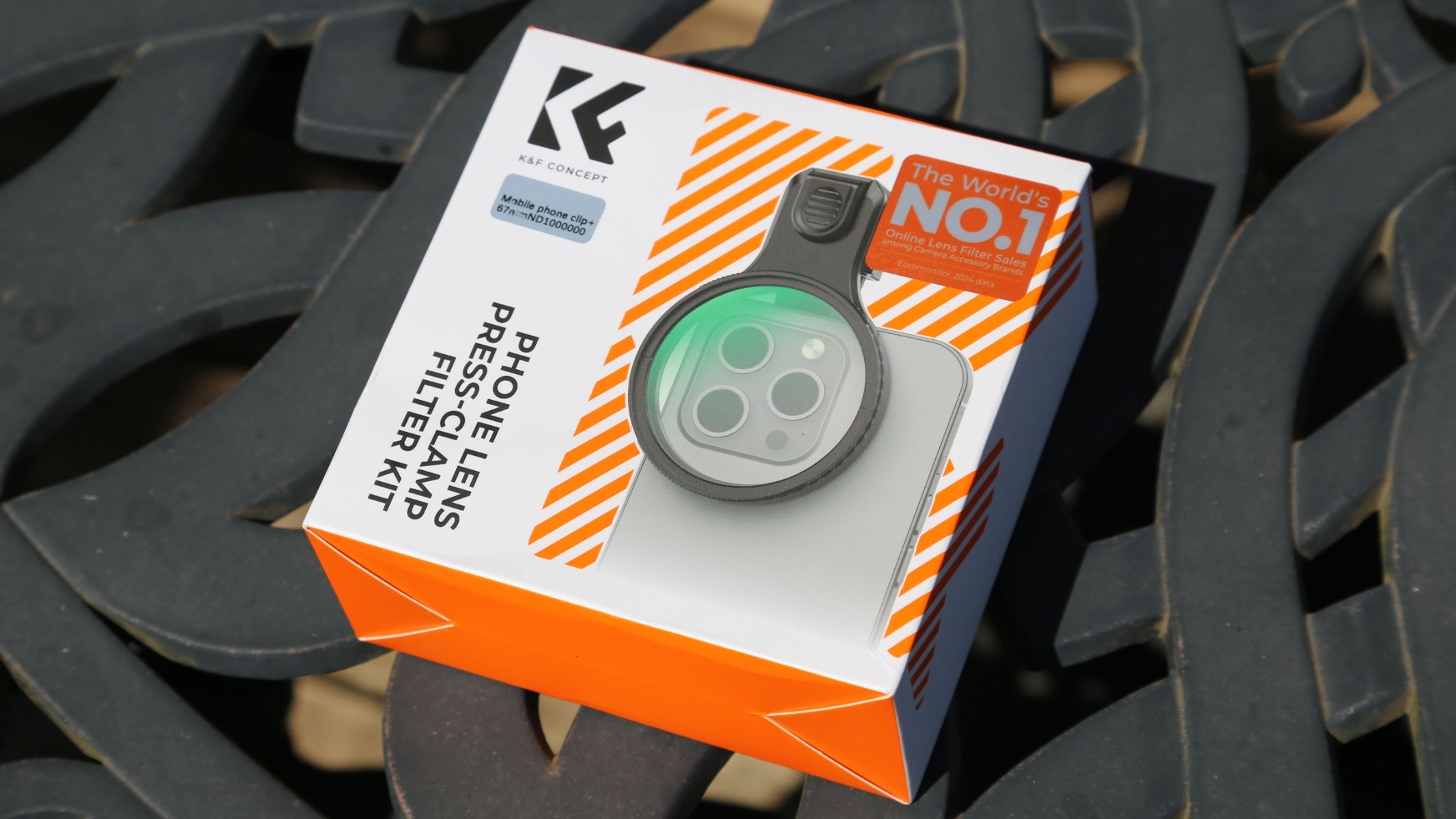 The box contains a filter, plastic phone mount, wrist strap, and a pouch