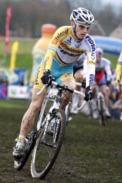 Kevin Pauwels (Telenet Fidea) drops Niels Albert on the final lap.