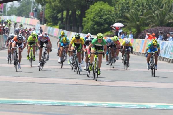 Monia Baccaille (MCipollini Giambenini) is clearly leading with 100 metres to go