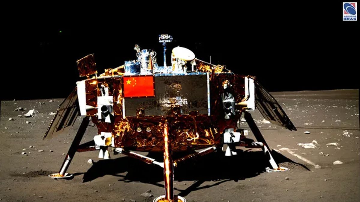 An illustration of China&#039;s Chang&#039;e 3 lunar lander on the moon&#039;s surface.