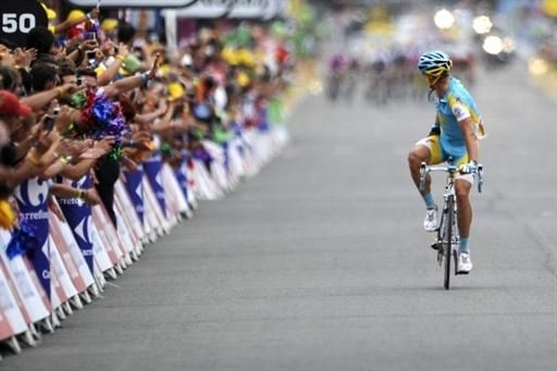 Alexander Vinokourov checks to see where the chasing peloton is, plenty far away to celebrate his stage win.