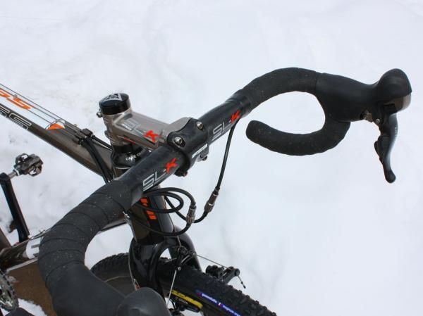 The alloy stem is mated to a carbon fiber bar.