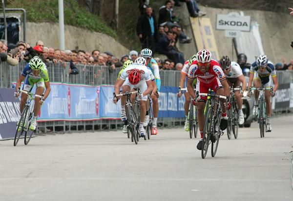 The sprint into Offida was a battle for bonus seconds