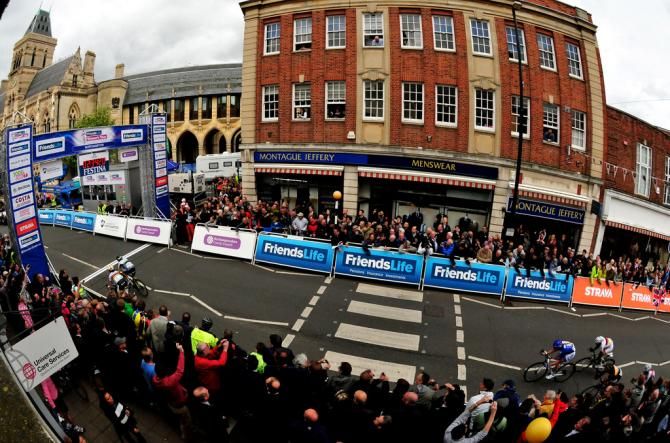 A side-on view of the sprint finish
