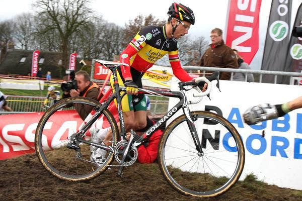 Sven Nys approaches the short run.