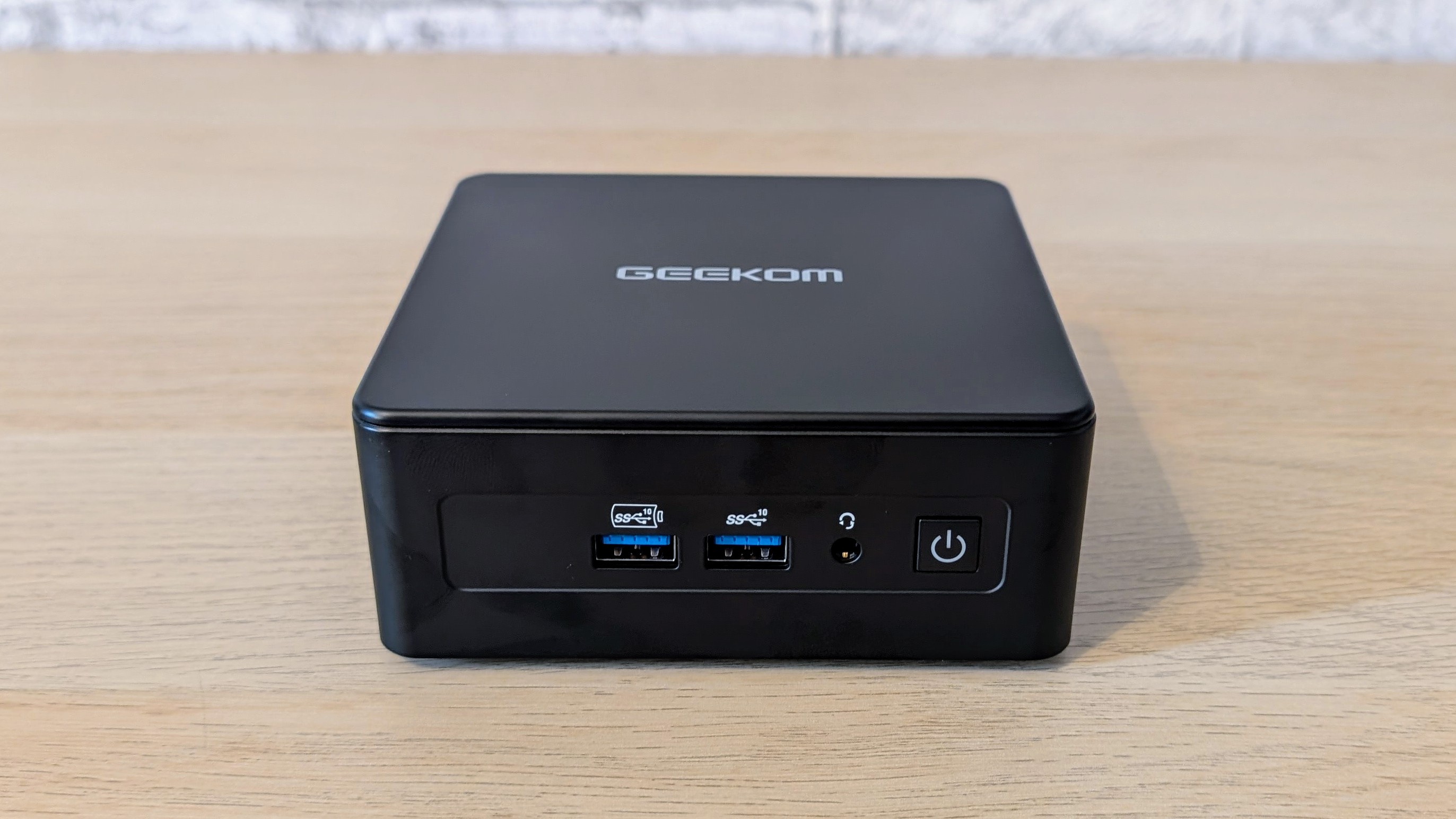 The Geekom IT15AI on a desk