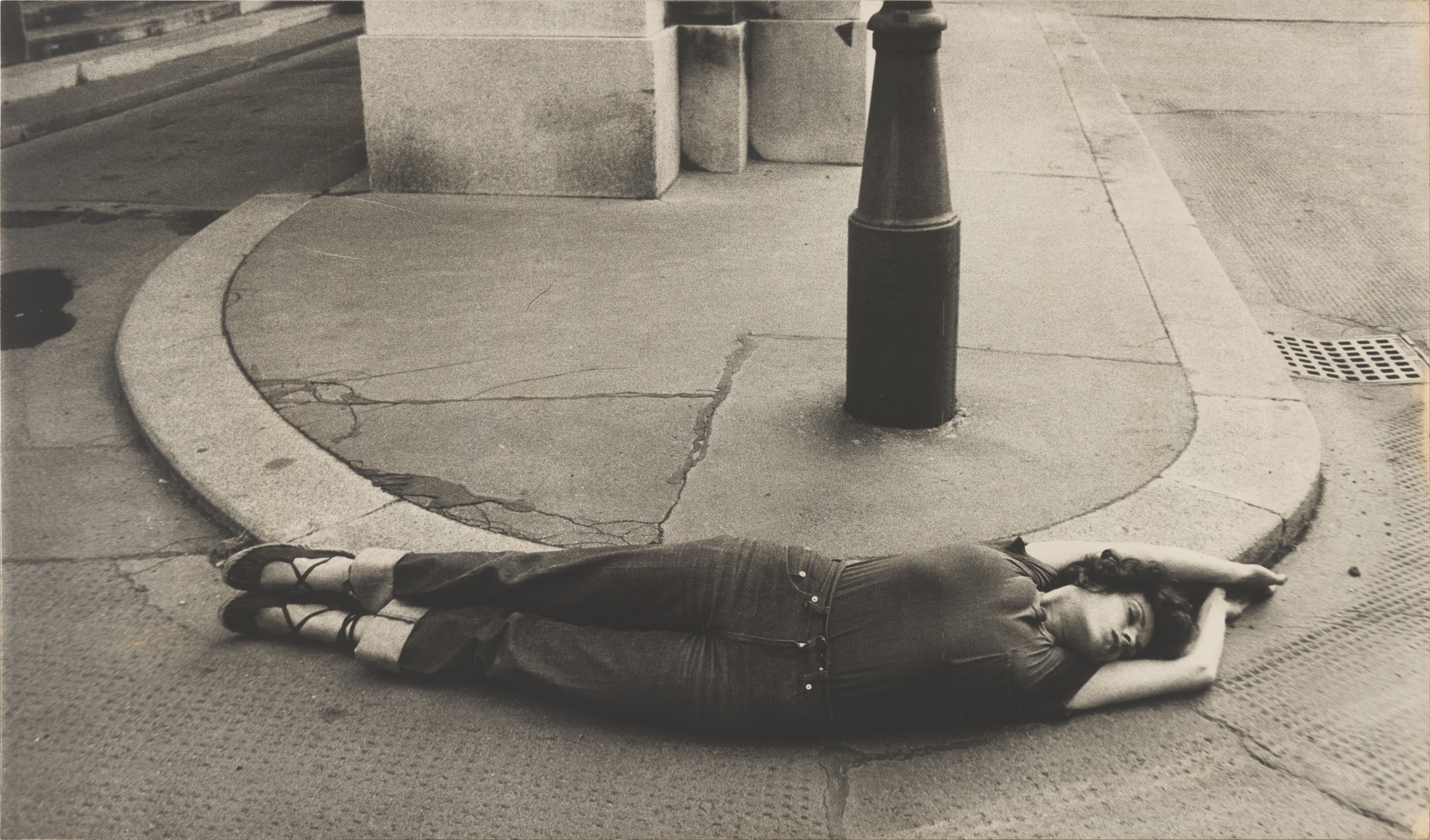 womens body in black and white