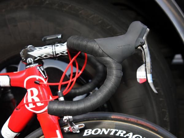 Robbie McEwen (RadioShack) tilts his bars down but mounts the levers up high.