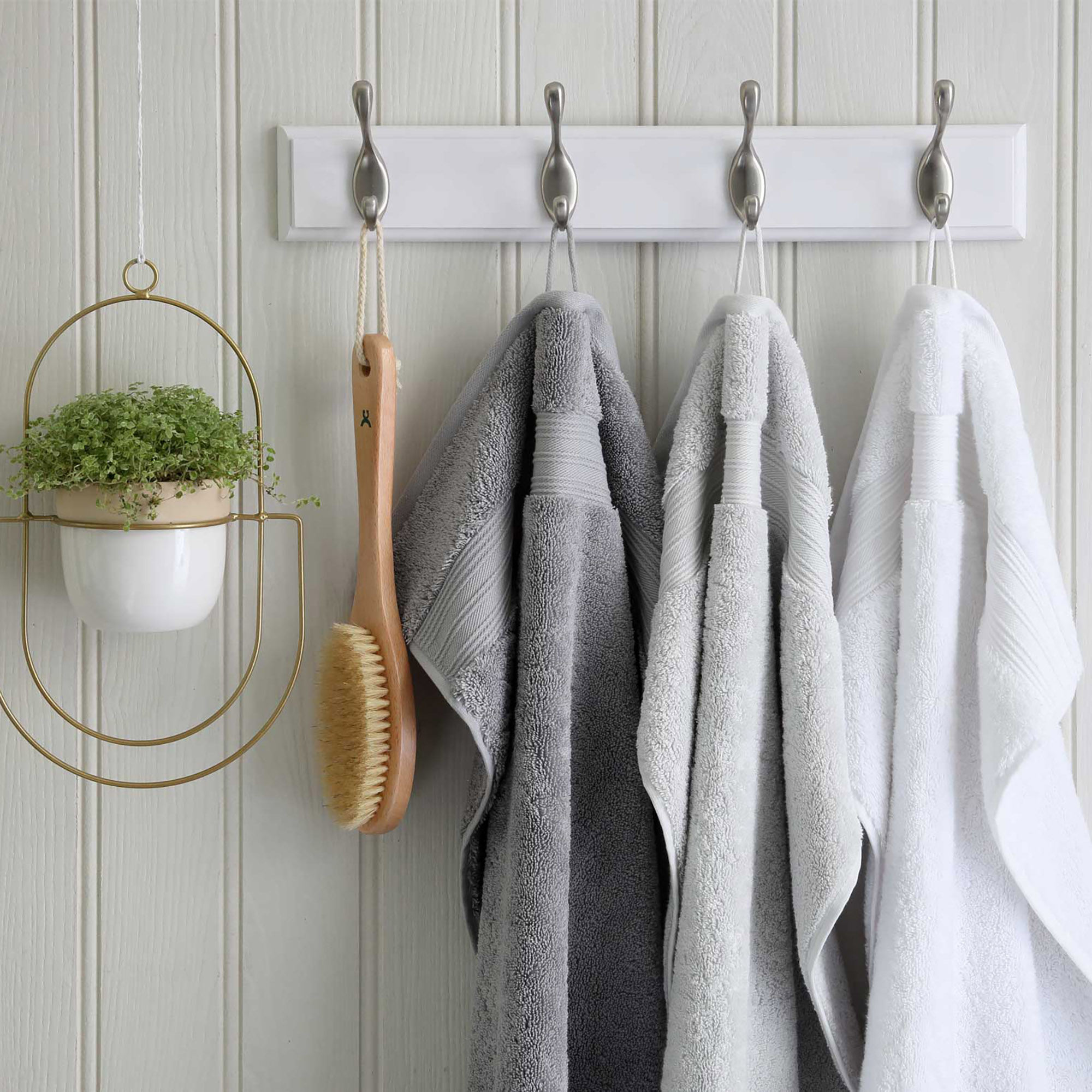 scooms towels in bathroom