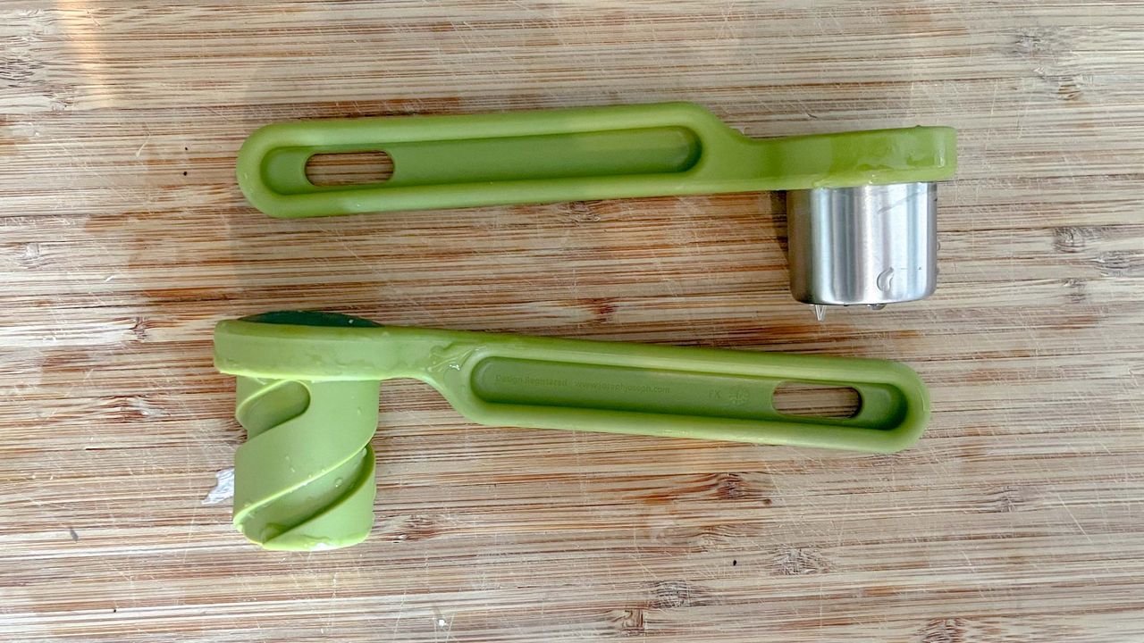 Joseph Joseph Helix Garlic Press Mincer Ergonomic Twist-Action Hand Juicer