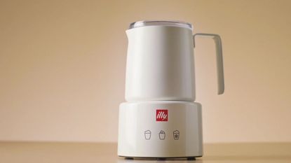 illy electric milk frother in white 