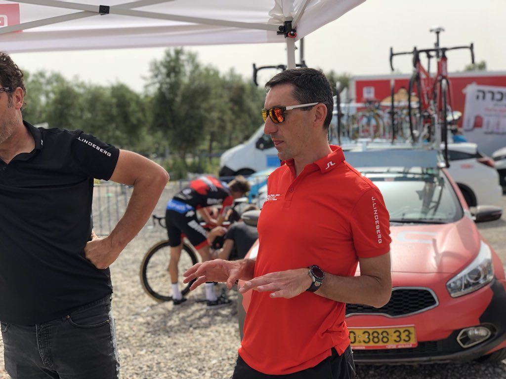 Marco Pinotti gives the riders a pre-training briefing