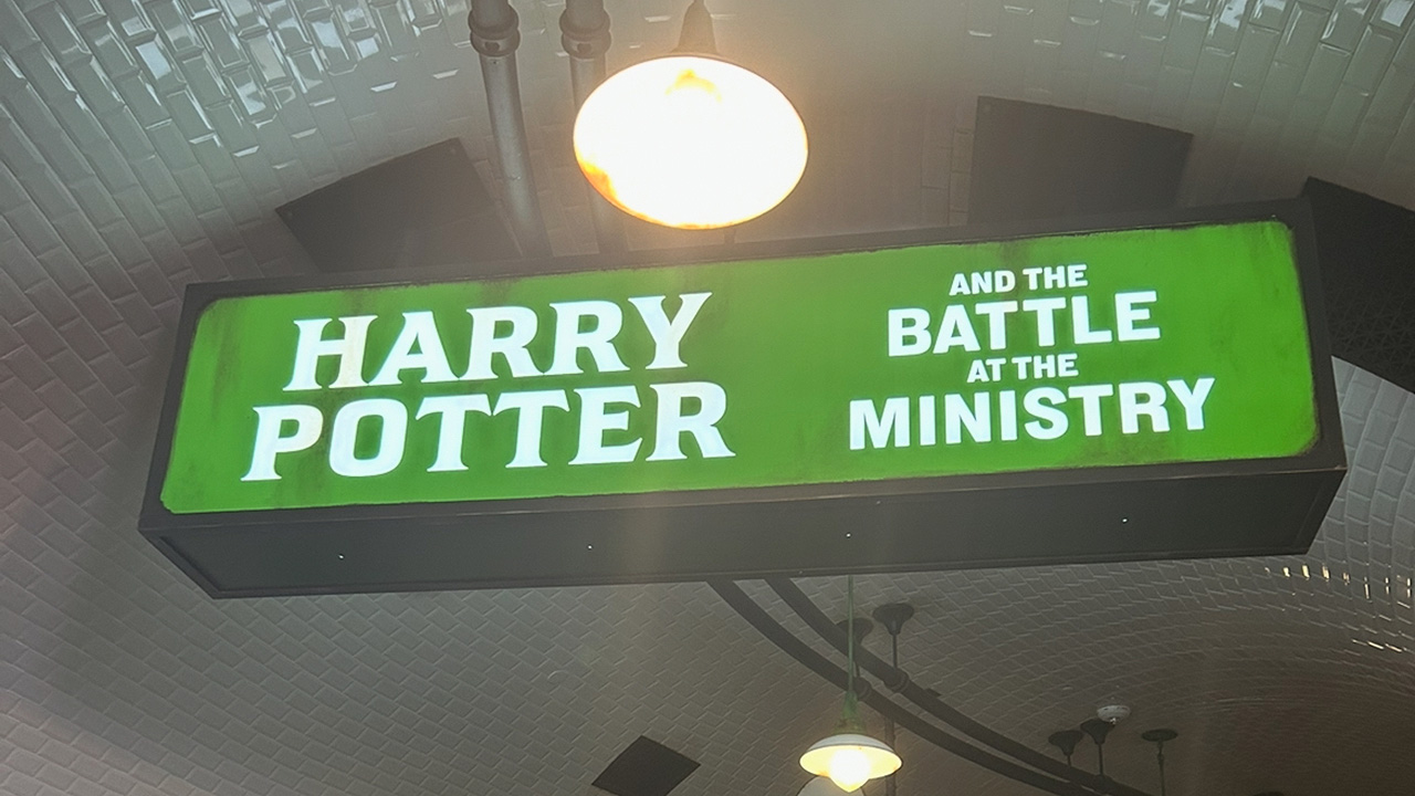 The cute Paris sign for Harry Potter and the Battle of the Ministry in the ride queue.