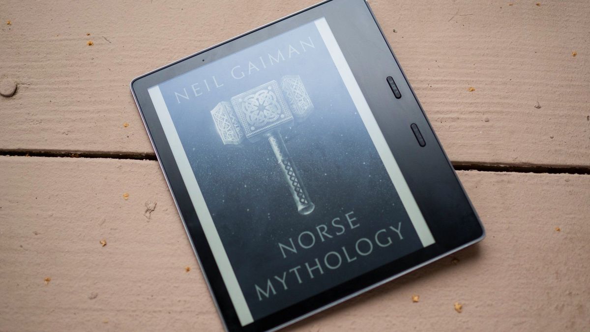 Amazon Kindle Oasis 2019 on a wooden flooring