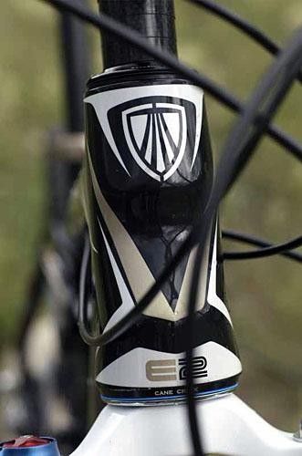 The tapered-and-oversized E2 head tube adds rigidity for both frame and fork.