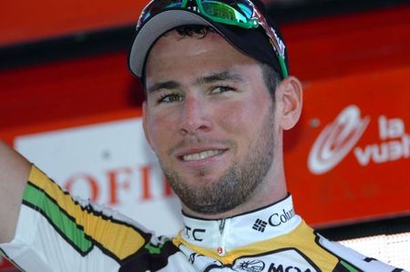 Mark Cavendish (HTC-Columbia) waves to the crowd