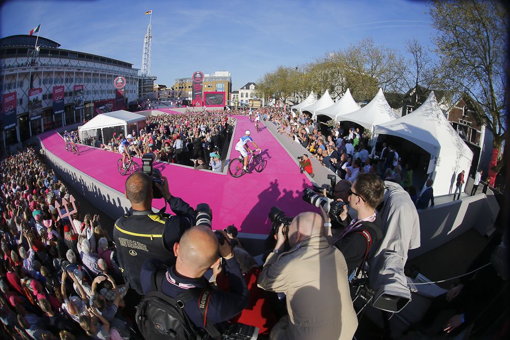 Plenty of photo opportunities at the Giro team presentation