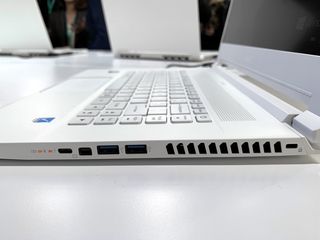 Acer Concept D7 Side
