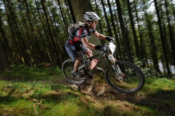 Hannah Thorne put in a convincing performance today, despite having to 'cross dismount and jump over a crashed rider in front of her. She also had the good grace to see if he was alright before she swung leg back over steed and hit the singletrack.