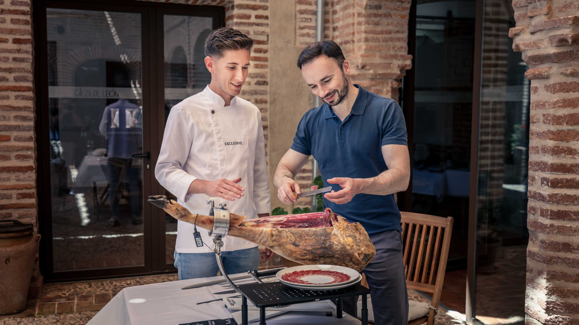 Learning to carve Jamón Ibérico with Daniel Acedo