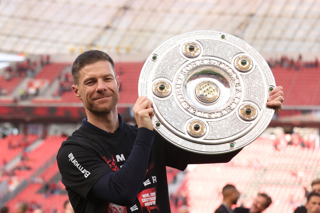 Xabi Alonso holds the Meisterschale