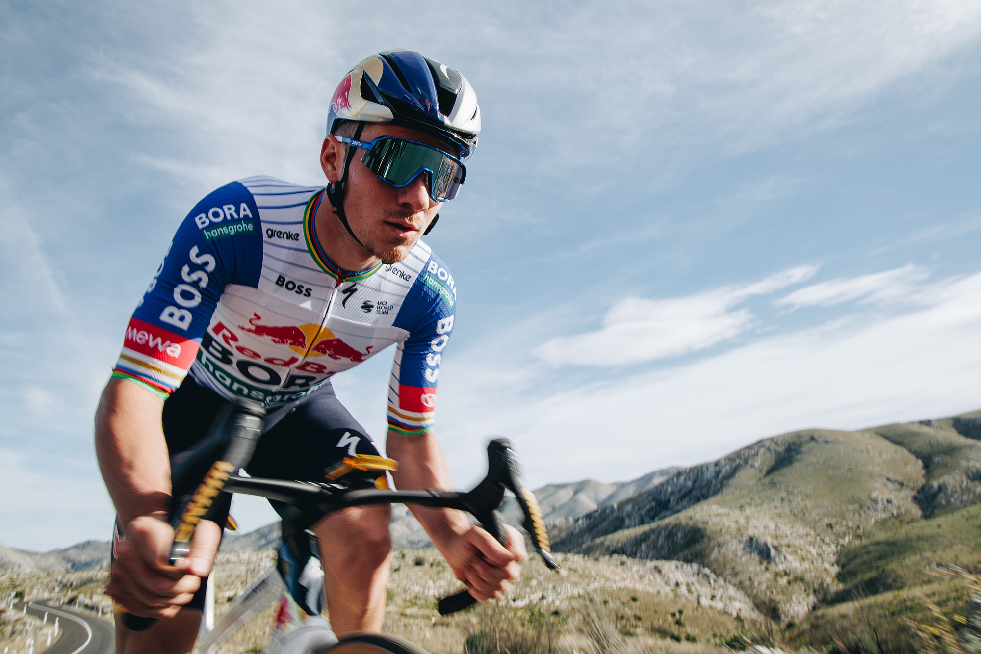 Remco wearing the new Specialized S-Works Evade 4 in a hot desert like landscape