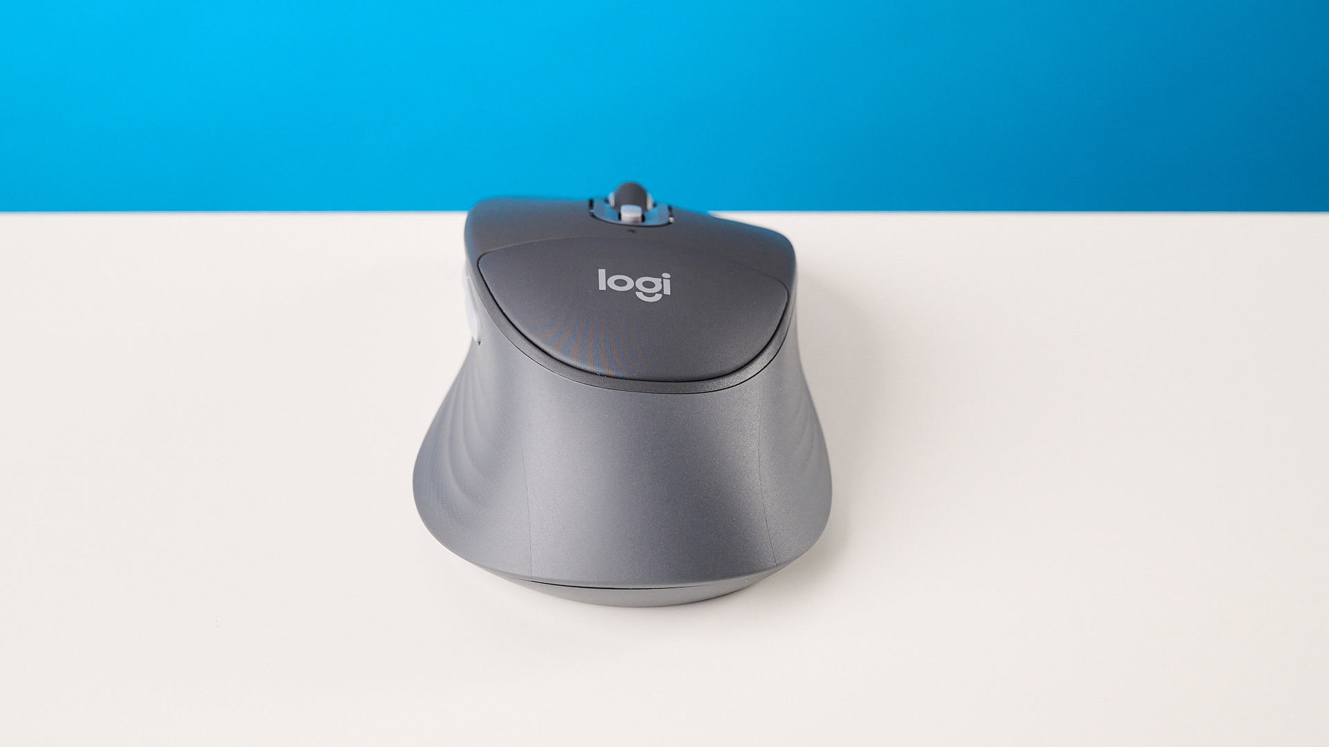 A Logitech Signature Comfort Plus M850L mouse