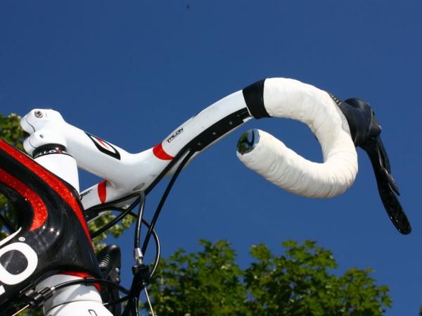 Tidy housing guides beneath the MOst Talon integrated bars keep the lines in place without the need for bar tape.