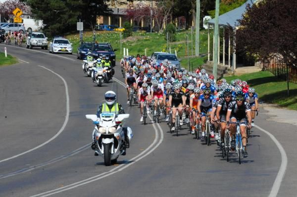 The bunch heading out through Berrima.