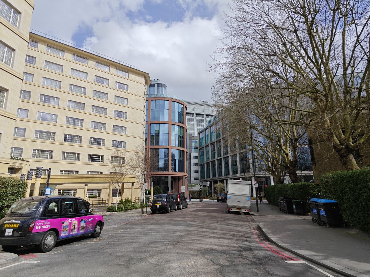 Photo of London building taken using Xiaomi 13