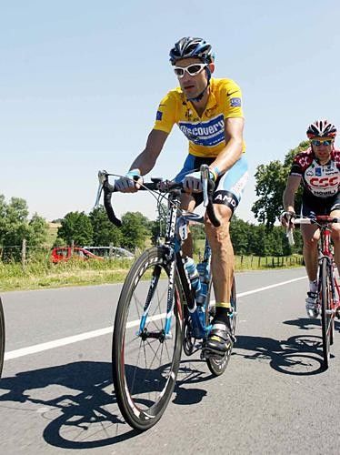 George Hincapie (Discovery Channel) in yellow during stage 2