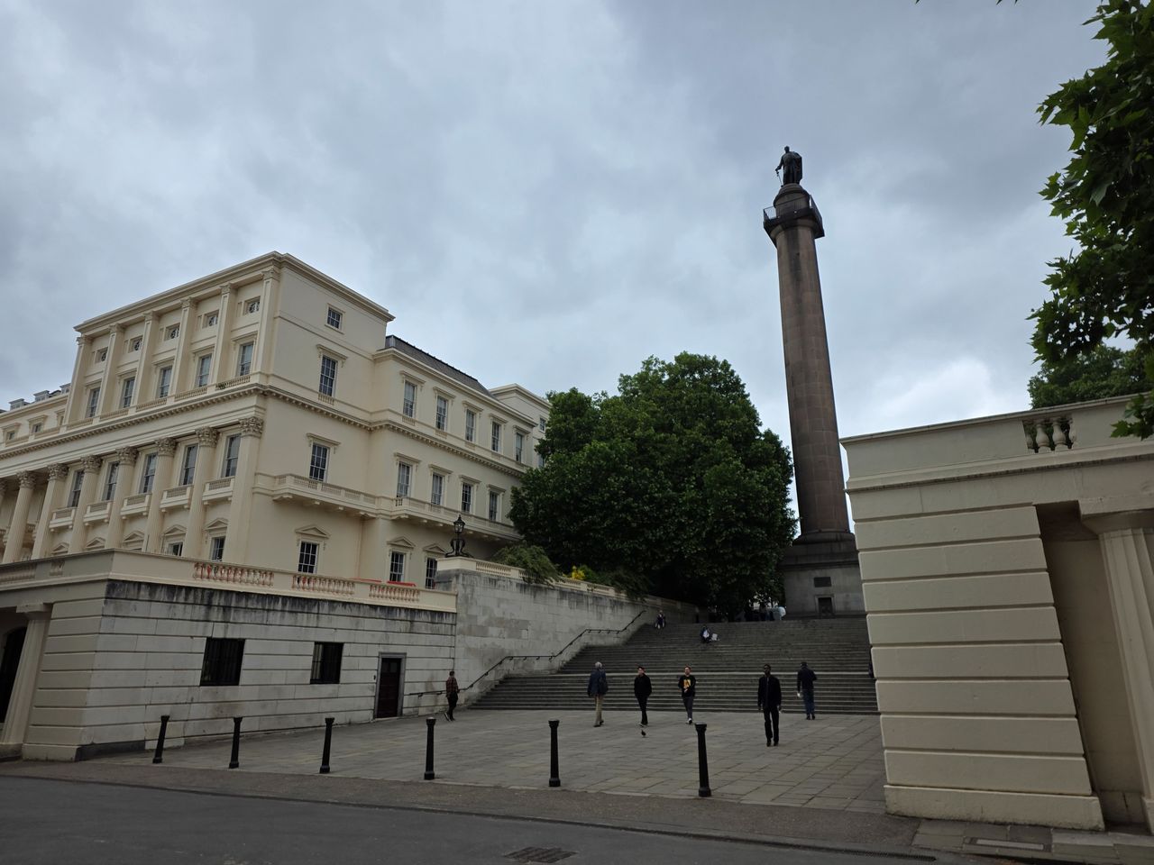 Daylight camera sample captured on the Galaxy S25 Edge of a monument in London