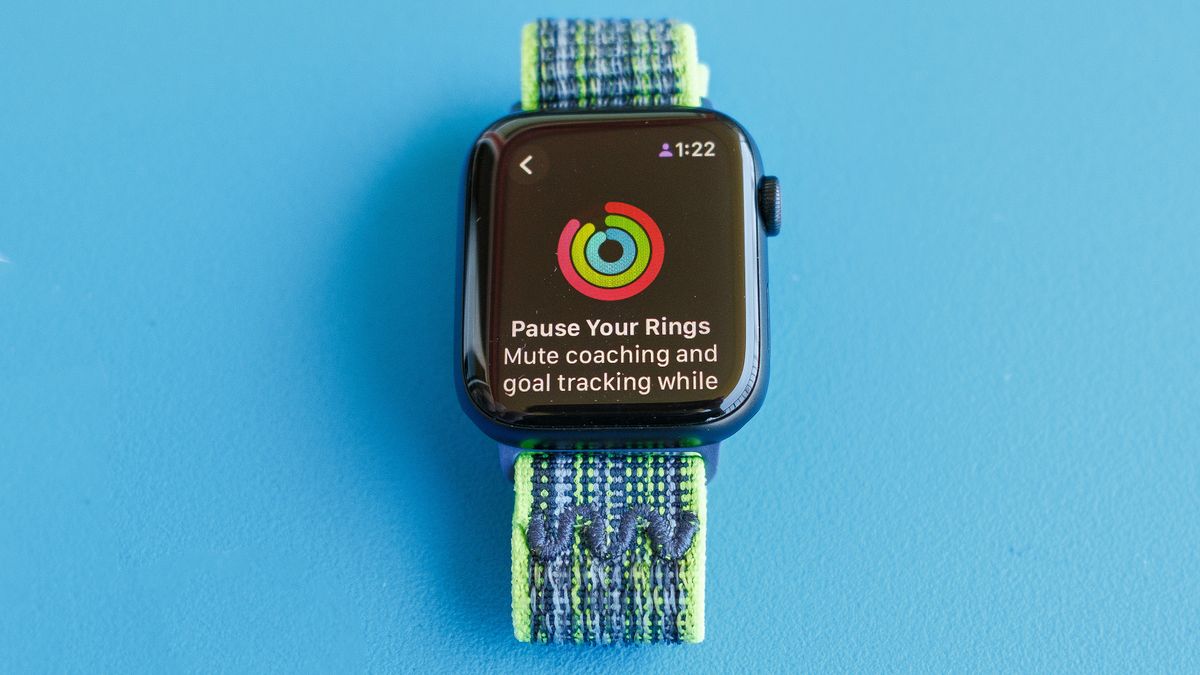 Close-up of the Apple Watch SE 2022 and Apple&#039;s Activity app where you can now pause Rings