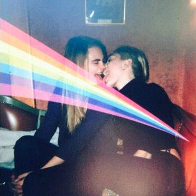 Miley Cyrus Kissing Porn - Miley Cyrus Kissing Cara Delevingne - Miley Cyrus and Cara Delevingne Make  Out | Marie Claire
