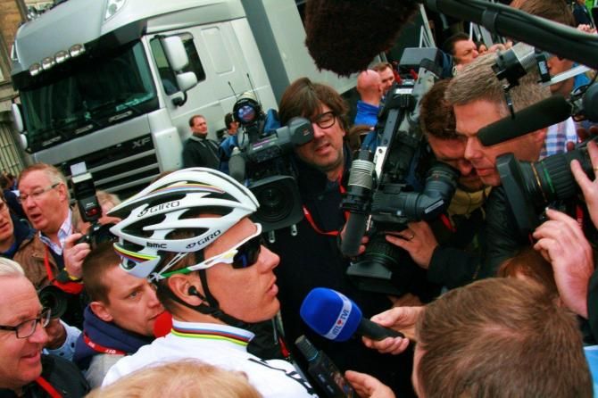 A huge crowd around Philippe Gilbert