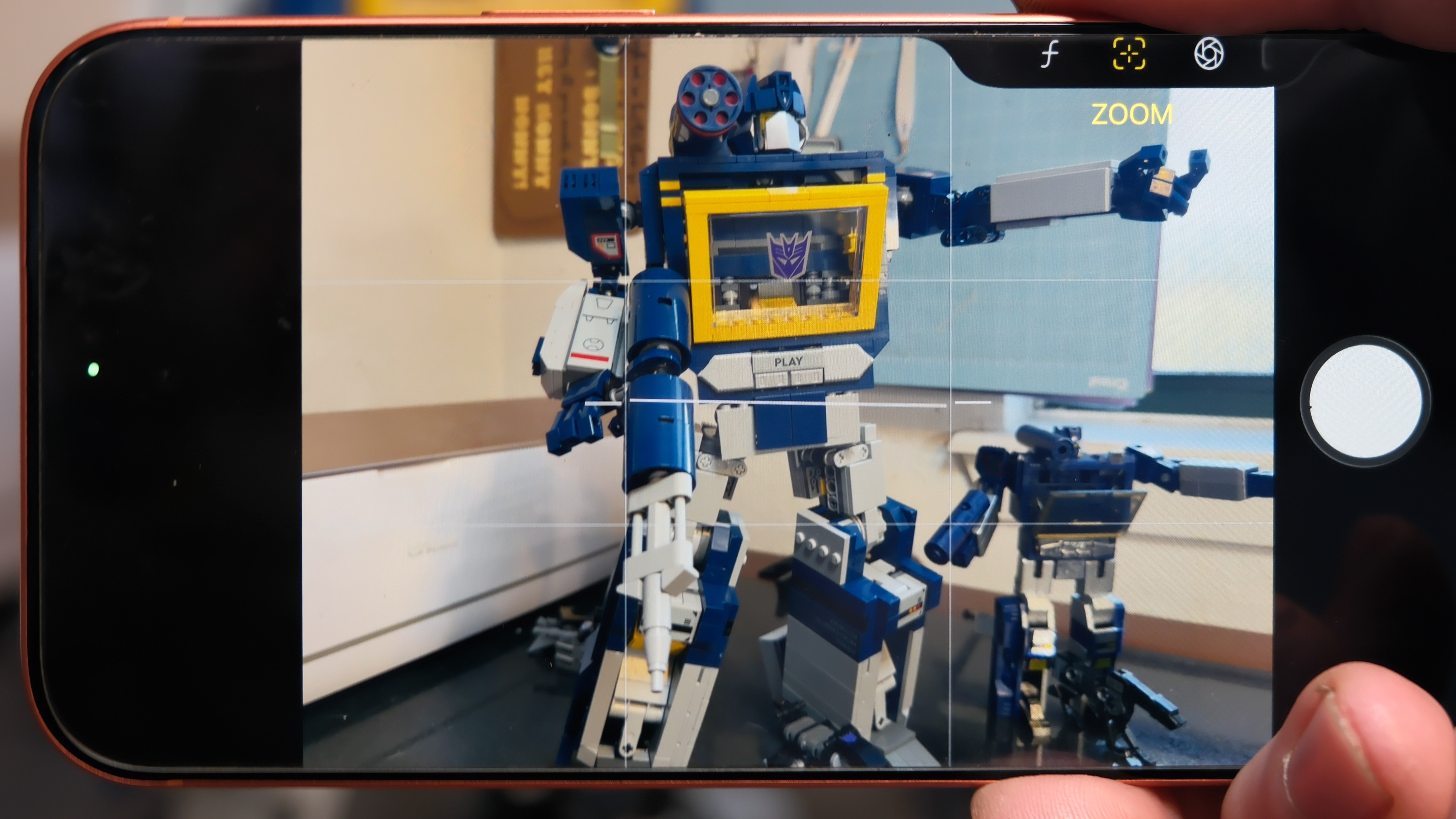 Softwarefuncties van de Camera Control-knop op de Apple iPhone 17 Pro Max in Cosmic Orange, met zoom, camerawisseling, Magnifier-app en meer