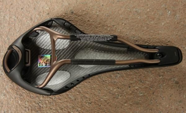 The rails are a single loop of 2014-T6 aluminium, 9mm tall for strength. The sides boast the usual fizik Wingflex feature while the nose can be removed to tune the tension of the hull.