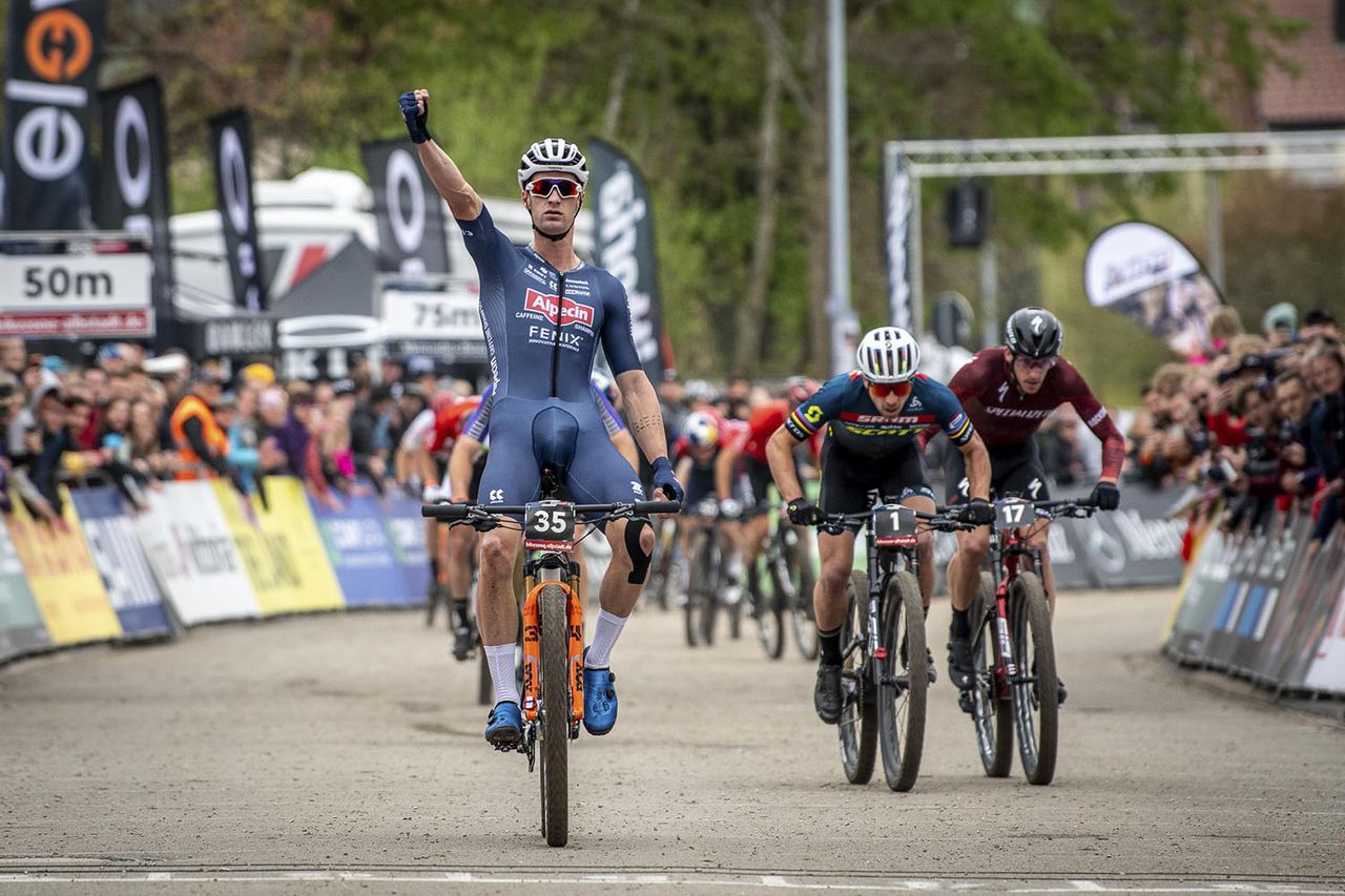 Sam Gaze (Alpecin - Fenix) takes the win ahead of Jordan Sarrou (Specialized Factory Racing) and Nino Schurter (Scott-SRAM MTB Racing Team)