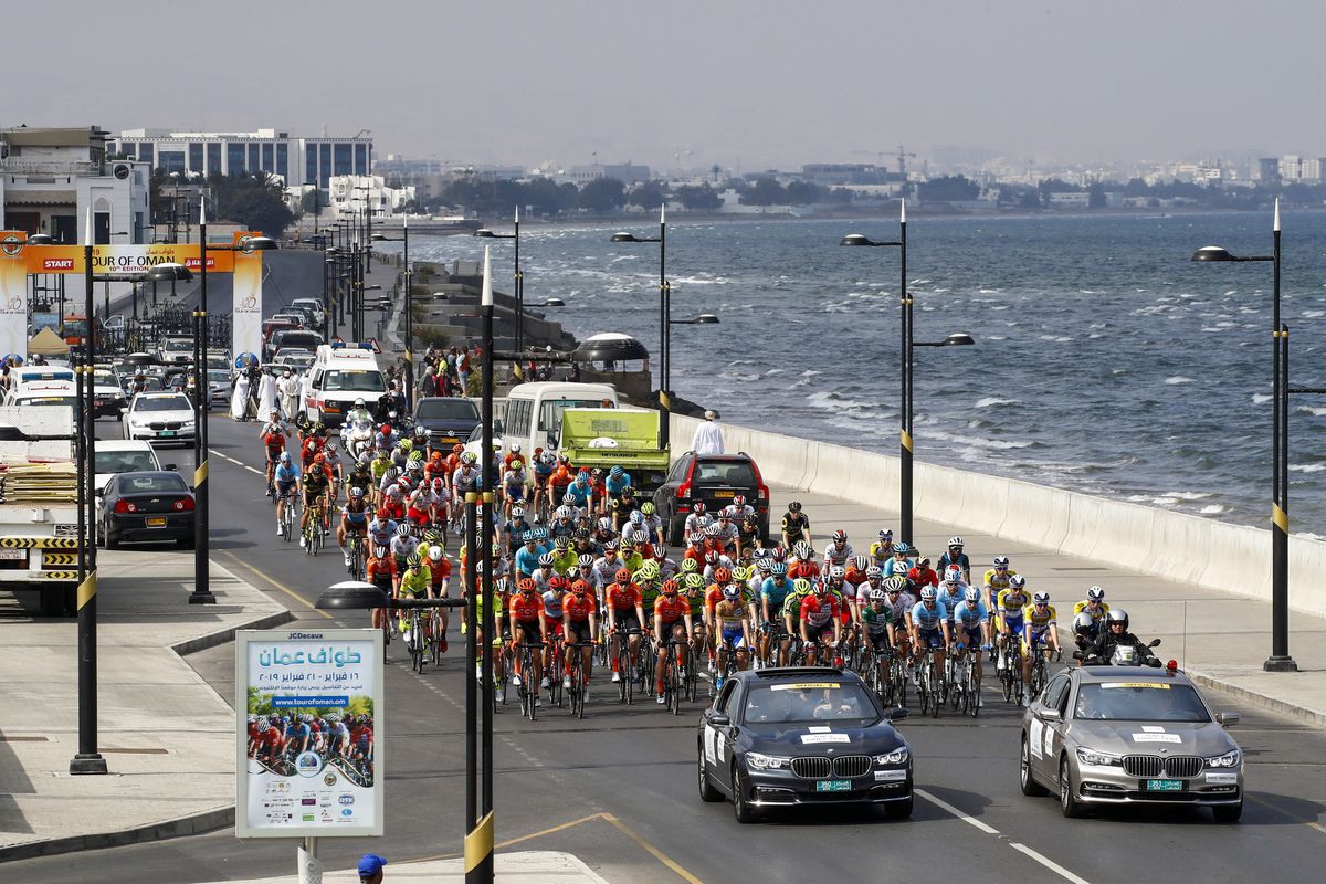 The peloton ride along the coast at the start of stage 3
