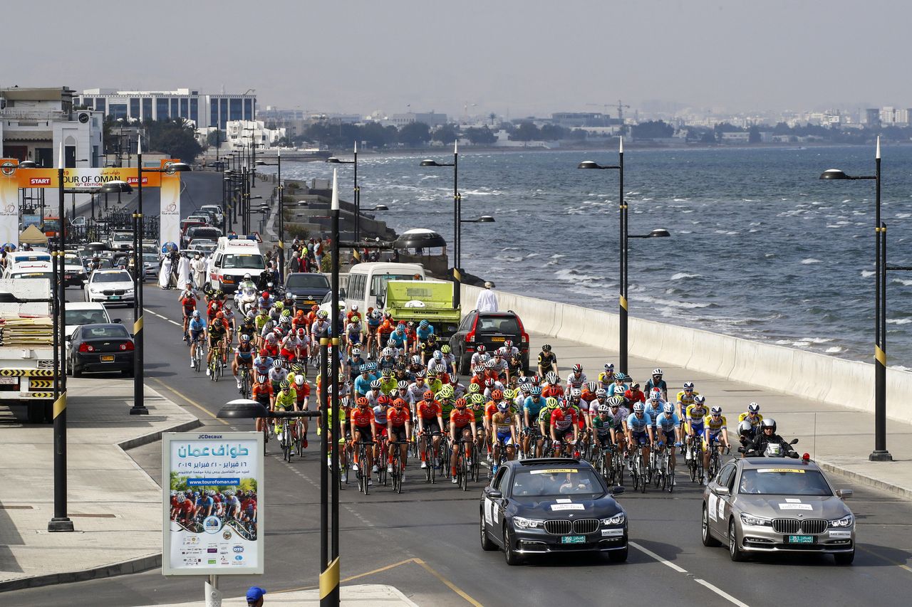 The peloton ride along the coast at the start of stage 3