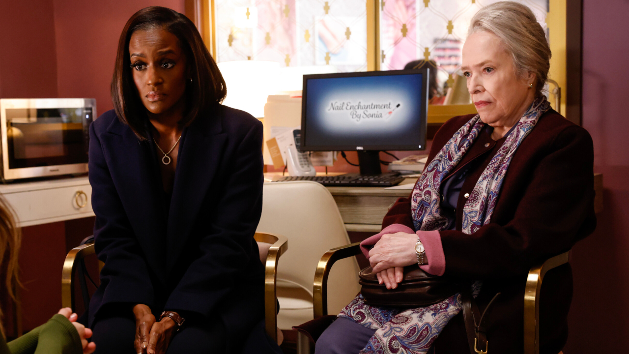 Skye P Marshall ve Kathy Bates, Matlock - S1, E5'teki bir manikür salonunda oturup dikkatle dinliyorlar 