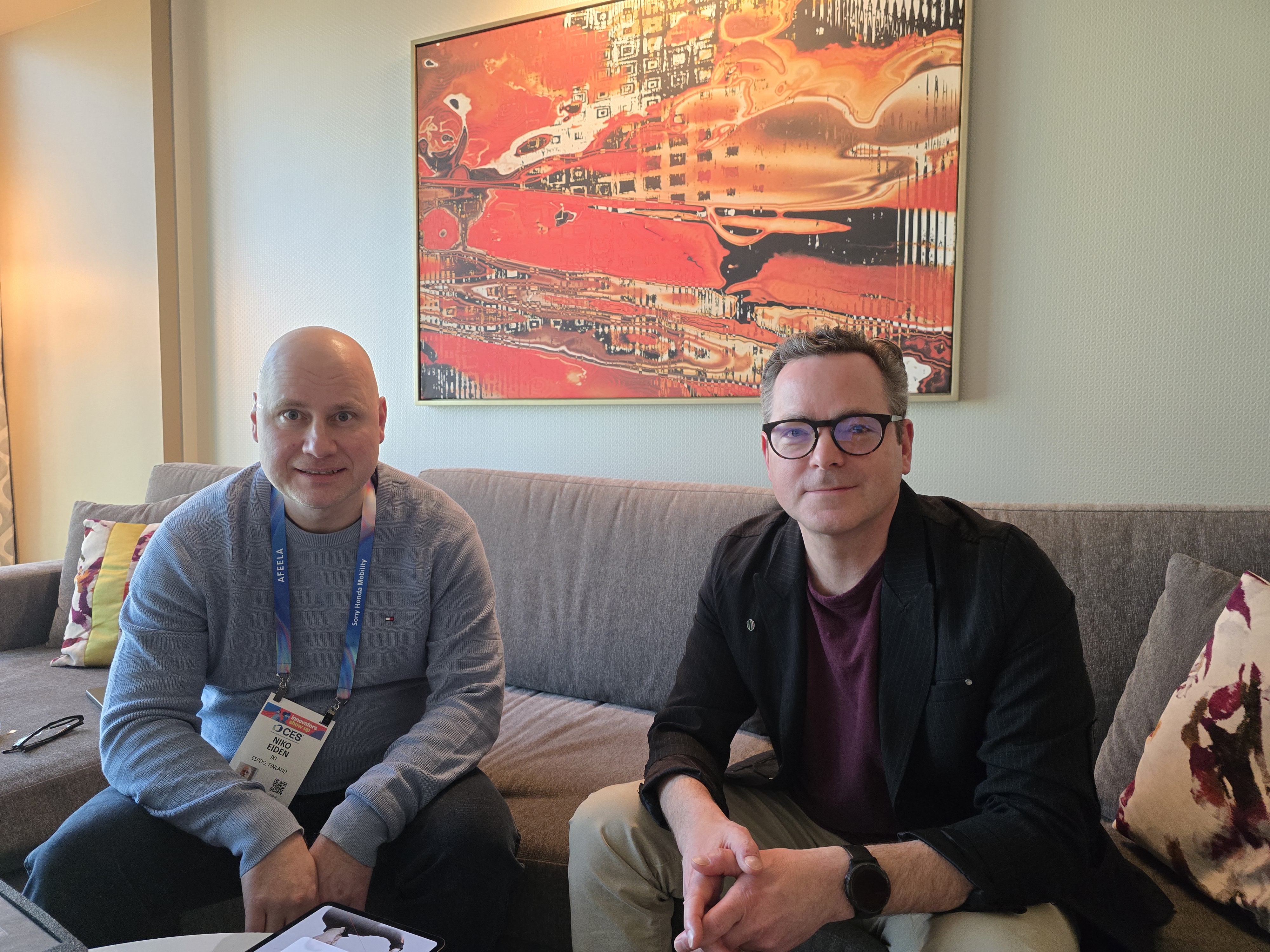 Niko Eiden (left), co-founder and CEO of the Finnish startup IXI, and Jeremy Kaplan (right) wearing a pair of IXI smart glasses.