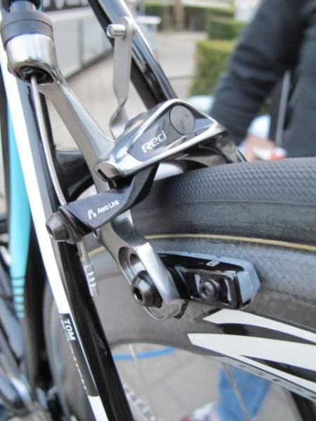 Tom Boonen's (Omega Pharma-Quick Step) new SRAM Red 2012 calipers are fitted with Zipp Tangente Platinum Pro carbon-specific pads.