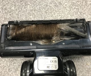 Ultenic U12 cordless floorhead with hair caught in the rollers
