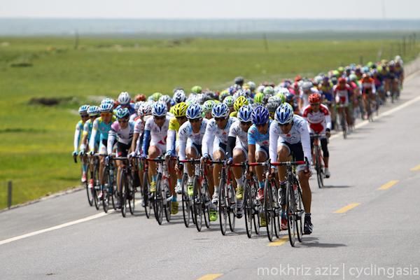 The Tour of Qinghai Lake peloton battles crosswinds during stage 6