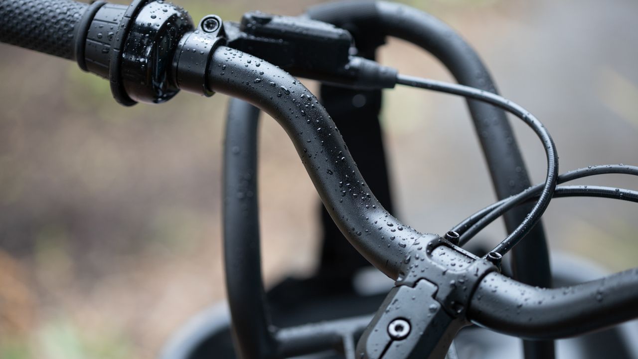 Woom Now 6 Kids Bike detail showing bars twisting without the basket moving