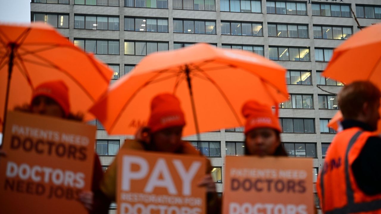 Doctors striking outside St Thomas Hospital in London