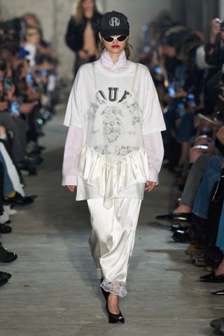 Mehrschichtige Vaquera-T-Shirts und -Kleider auf der Paris Fashion Week Frühling Sommer 2025