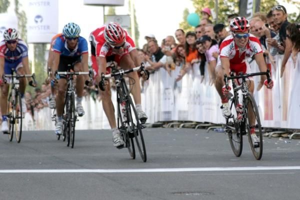 Stefan Sch&auml;fer (LKT Team Brandenburg, left) and Sylvester Janiszewski (Legia - Felt) fight it out for fourth place.