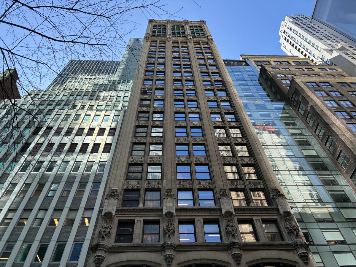 Apple iPhone 16e daytime sample.